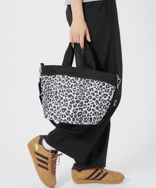 LeSportsac（レスポートサック）の「BUCKET TOTE ニュートラルレオパード（トートバッグ・レディース・グレー・FREE）」の2枚目の写真