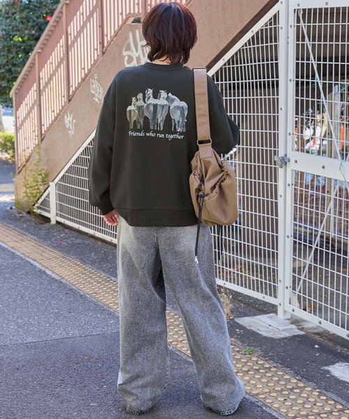 MONO-MART(モノマート)の「ヴィンテージライクホース&カウボーイデザインオーバーサイズスウェット(スウェット・レディース・オートミール/グレイッシュベージュ/グレー系/ブラック系/スミクロ・M/L)」の17枚目の写真