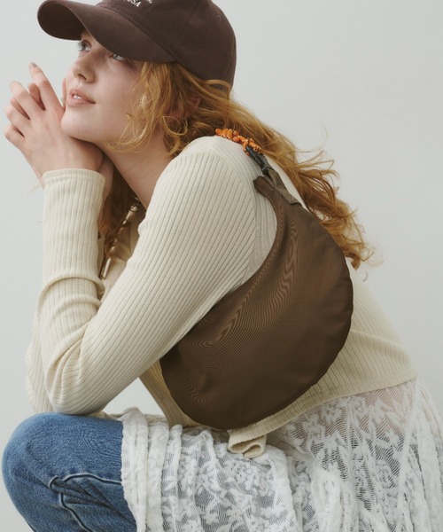 LE VERNIS（ル・ベルニ）の「LE VERNIS(ル・ベルニ)Paracord moon bag S (Nylon)（ショルダーバッグ・レディース・ブラウン/ネイビー/ベージュ/ブラック・FREE）」の3枚目の写真