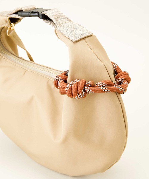LE VERNIS（ル・ベルニ）の「LE VERNIS(ル・ベルニ)Paracord moon bag S (Nylon)（ショルダーバッグ・レディース・ブラウン/ネイビー/ベージュ/ブラック・FREE）」の16枚目の写真