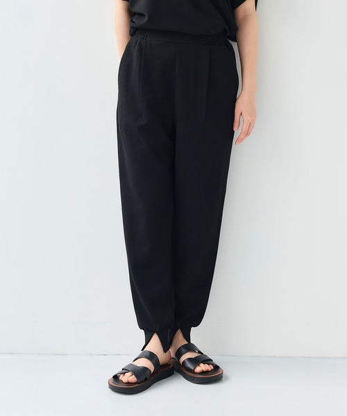 CROSS FUNCTION（クロスファンクション）の「《シワになりにくい》【セットアップ】カットジョーゼット前スリットジョガーパンツ【CF/クロスファンクション】（その他パンツ・レディース・ライトグレー/ブラック・LL/L/M）」の3枚目の写真