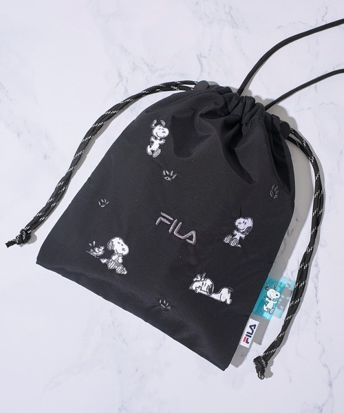 FILA(フィラ)の「【FILA フィラ × PEANUTS】フロント刺繍 ドローストリングミニショルダーバッグ(ショルダーバッグ・レディース・ホワイト/ブラック/シルバー・FREE)」の1枚目の写真