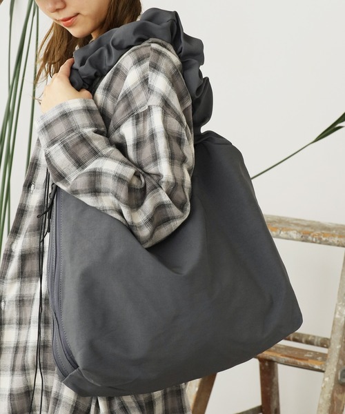 ROOPTOKYO(ループトウキョウ)の「Gathered nylon shoulder bag / ギャザーナイロン ショルダーバッグ(ショルダーバッグ・レディース・ブラック/ホワイト/ブルー/グレー・FREE)」の3枚目の写真