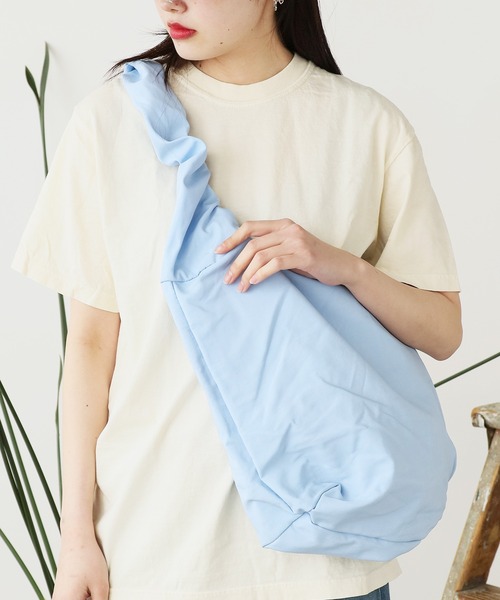 ROOPTOKYO(ループトウキョウ)の「Gathered nylon shoulder bag / ギャザーナイロン ショルダーバッグ(ショルダーバッグ・レディース・ブラック/ホワイト/ブルー/グレー・FREE)」の4枚目の写真