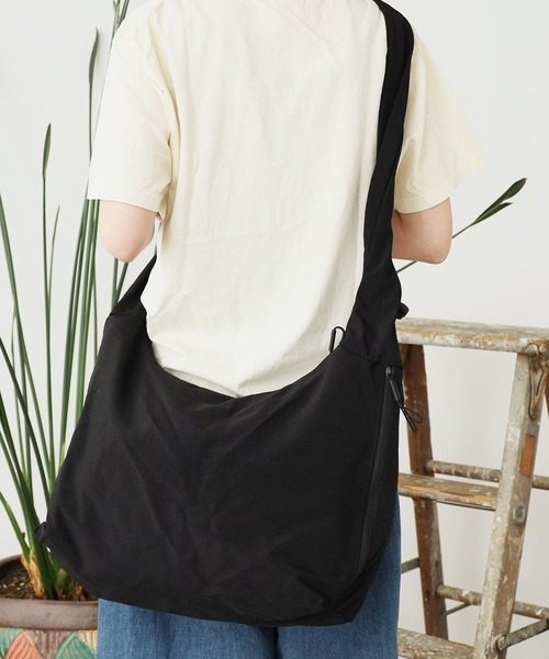 ROOPTOKYO(ループトウキョウ)の「Gathered nylon shoulder bag / ギャザーナイロン ショルダーバッグ(ショルダーバッグ・レディース・ブラック/ホワイト/ブルー/グレー・FREE)」の1枚目の写真