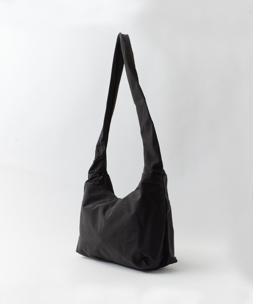 ROOPTOKYO(ループトウキョウ)の「Gathered nylon shoulder bag / ギャザーナイロン ショルダーバッグ(ショルダーバッグ・レディース・ブラック/ホワイト/ブルー/グレー・FREE)」の9枚目の写真