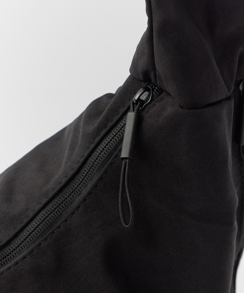 ROOPTOKYO(ループトウキョウ)の「Gathered nylon shoulder bag / ギャザーナイロン ショルダーバッグ(ショルダーバッグ・レディース・ブラック/ホワイト/ブルー/グレー・FREE)」の17枚目の写真