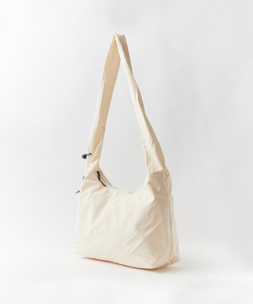 ROOPTOKYO(ループトウキョウ)の「Gathered nylon shoulder bag / ギャザーナイロン ショルダーバッグ(ショルダーバッグ・レディース・ブラック/ホワイト/ブルー/グレー・FREE)」の6枚目の写真