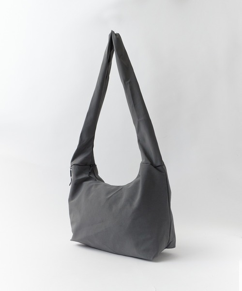 ROOPTOKYO(ループトウキョウ)の「Gathered nylon shoulder bag / ギャザーナイロン ショルダーバッグ(ショルダーバッグ・レディース・ブラック/ホワイト/ブルー/グレー・FREE)」の11枚目の写真