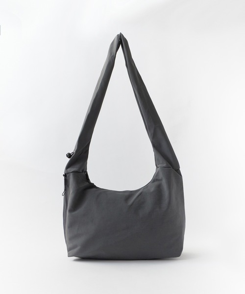 ROOPTOKYO(ループトウキョウ)の「Gathered nylon shoulder bag / ギャザーナイロン ショルダーバッグ(ショルダーバッグ・レディース・ブラック/ホワイト/ブルー/グレー・FREE)」の12枚目の写真