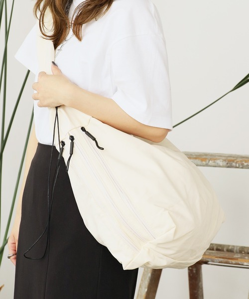 ROOPTOKYO(ループトウキョウ)の「Gathered nylon shoulder bag / ギャザーナイロン ショルダーバッグ(ショルダーバッグ・レディース・ブラック/ホワイト/ブルー/グレー・FREE)」の7枚目の写真