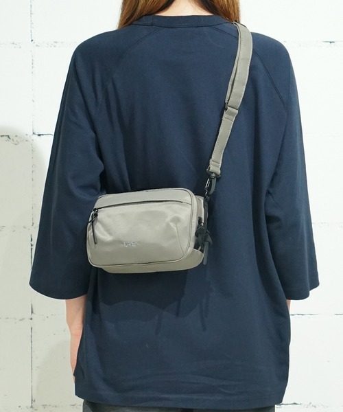THE MILES(ザ マイルズ)の「DSBK ミニショルダーバッグ 高密度ナイロンツイル (ダントツ撥水加工) JXF-3435(ショルダーバッグ・メンズ・ブラック/グレー・FREE)」の4枚目の写真