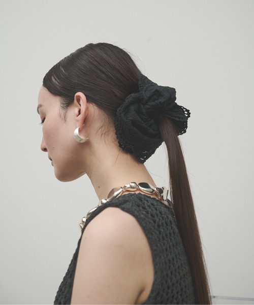 Lutim by u(ルチバイユー)の「Lace Embroidery Double Frilled Scrunchie / レース刺繍ダブルフリルシュシュ(シュシュ・レディース・ブラック/ホワイト・FREE)」の2枚目の写真