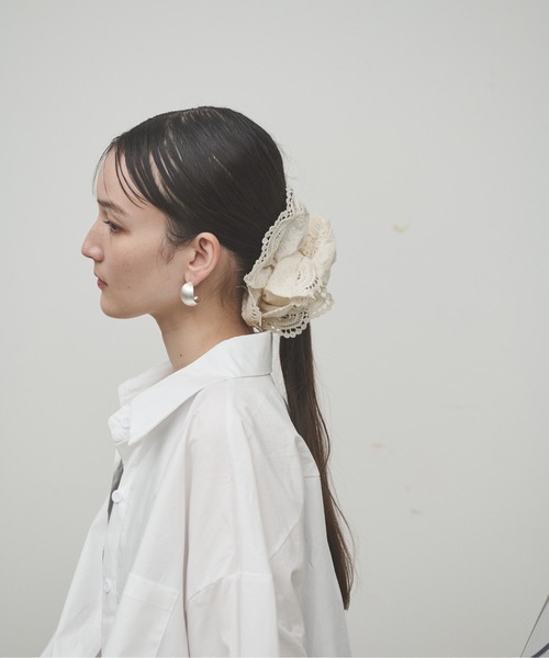 Lutim by u(ルチバイユー)の「Lace Embroidery Double Frilled Scrunchie / レース刺繍ダブルフリルシュシュ(シュシュ・レディース・ブラック/ホワイト・FREE)」の4枚目の写真