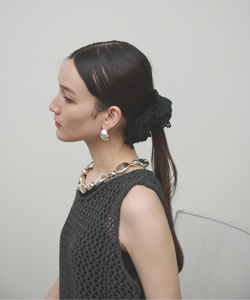 Lutim by u(ルチバイユー)の「Lace Embroidery Double Frilled Scrunchie / レース刺繍ダブルフリルシュシュ(シュシュ・レディース・ブラック/ホワイト・FREE)」の6枚目の写真
