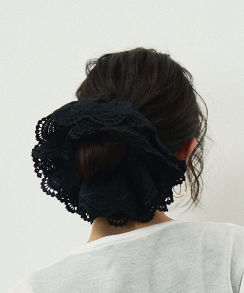 Lutim by u(ルチバイユー)の「Lace Embroidery Double Frilled Scrunchie / レース刺繍ダブルフリルシュシュ(シュシュ・レディース・ブラック/ホワイト・FREE)」の21枚目の写真