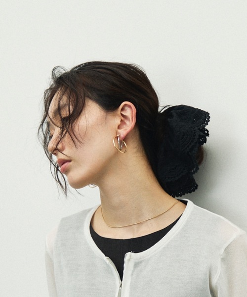 Lutim by u(ルチバイユー)の「Lace Embroidery Double Frilled Scrunchie / レース刺繍ダブルフリルシュシュ(シュシュ・レディース・ブラック/ホワイト・FREE)」の22枚目の写真