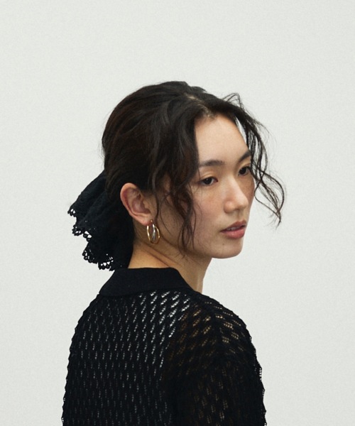 Lutim by u(ルチバイユー)の「Lace Embroidery Double Frilled Scrunchie / レース刺繍ダブルフリルシュシュ(シュシュ・レディース・ブラック/ホワイト・FREE)」の15枚目の写真