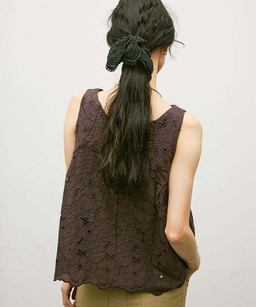 Lutim by u(ルチバイユー)の「Lace Embroidery Double Frilled Scrunchie / レース刺繍ダブルフリルシュシュ(シュシュ・レディース・ブラック/ホワイト・FREE)」の12枚目の写真