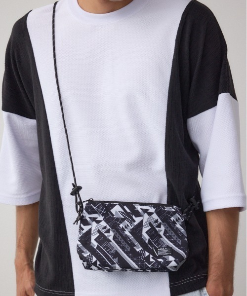 AZUL by moussy(アズールバイマウジー)の「総柄ミニショルダーバッグ(ショルダーバッグ・メンズ・ブラック/ブラック系その他・FREE)」の1枚目の写真