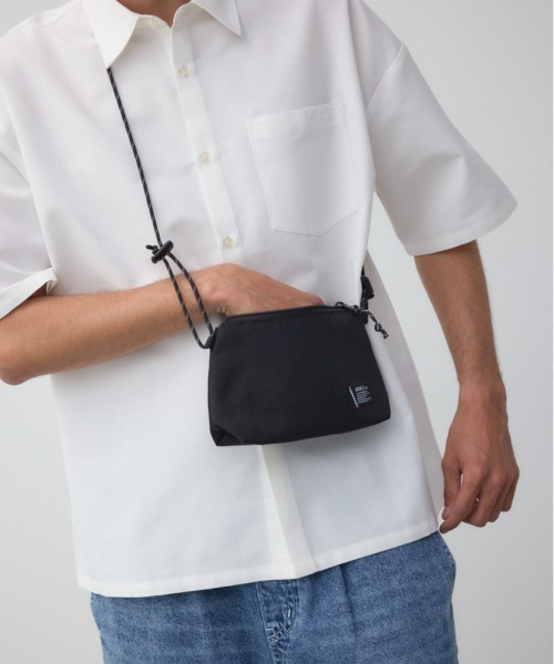 AZUL by moussy(アズールバイマウジー)の「総柄ミニショルダーバッグ(ショルダーバッグ・メンズ・ブラック/ブラック系その他・FREE)」の2枚目の写真