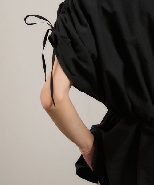 SALON adam et rope'(サロン アダム エ ロペ)の「【WEB限定】シャーリングスリーブブラウス(シャツ/ブラウス・レディース・ライトグレー/オフホワイト/ブラック・FREE)」の11枚目の写真
