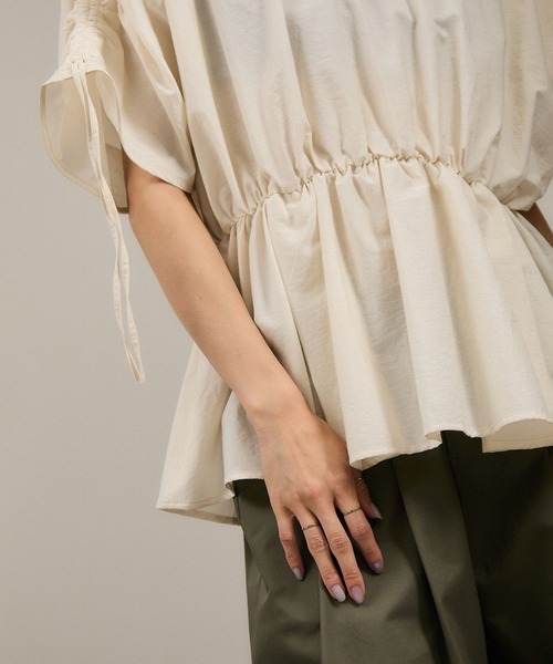 SALON adam et rope'(サロン アダム エ ロペ)の「【WEB限定】シャーリングスリーブブラウス(シャツ/ブラウス・レディース・ライトグレー/オフホワイト/ブラック・FREE)」の17枚目の写真