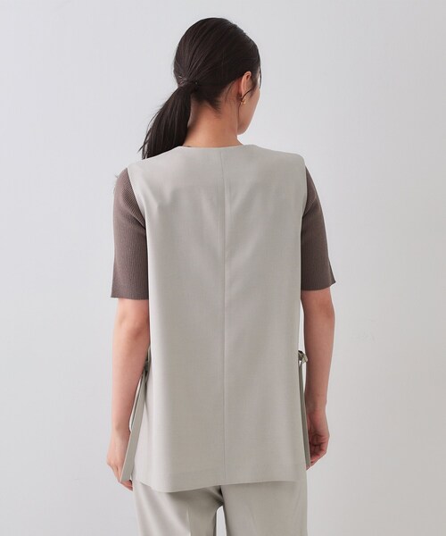 OPAQUE.CLIP（オペークドットクリップ）の「ストレッチVネックジレ/セットアップ対応【UV/接触冷感/洗濯機洗い可/抗ピル】（ベスト・レディース・ブラック/ライトグレー・38/40/42）」の4枚目の写真