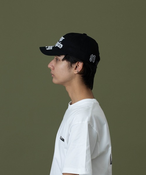 XLARGE（エクストララージ）の「OLD ENGLISH 6PANEL SNAPBACK CAP（キャップ・メンズ・ベージュ/レッド/ブラック・ONE SIZE）」の12枚目の写真