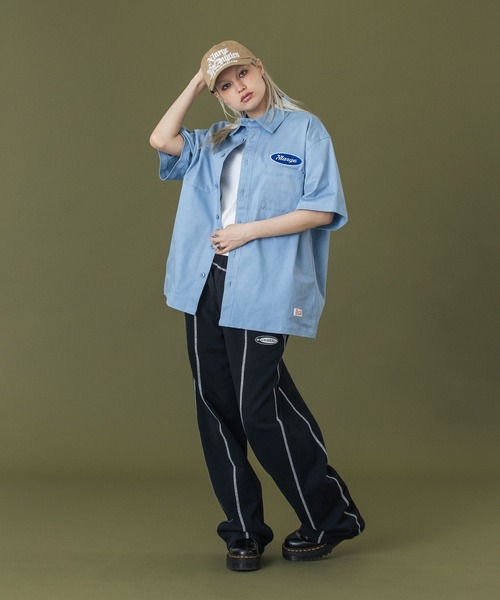 XLARGE（エクストララージ）の「OLD ENGLISH 6PANEL SNAPBACK CAP（キャップ・メンズ・ベージュ/レッド/ブラック・ONE SIZE）」の18枚目の写真