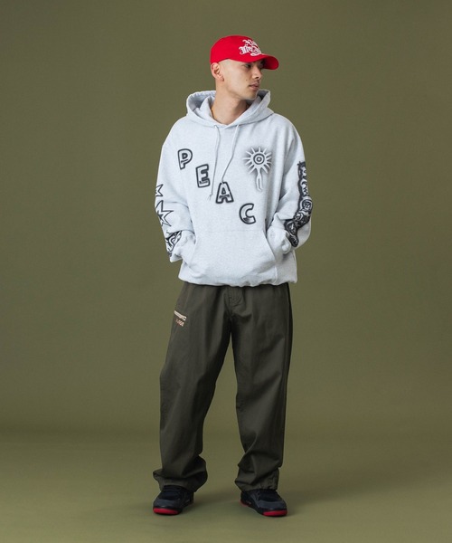 XLARGE（エクストララージ）の「OLD ENGLISH 6PANEL SNAPBACK CAP（キャップ・メンズ・ベージュ/レッド/ブラック・ONE SIZE）」の17枚目の写真