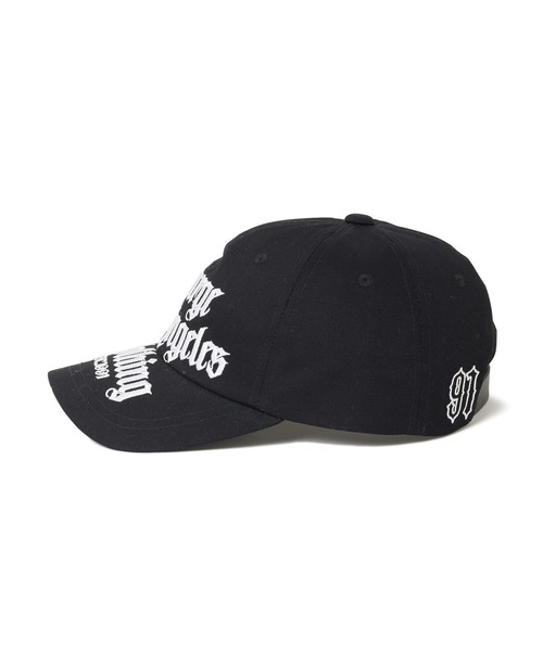 XLARGE（エクストララージ）の「OLD ENGLISH 6PANEL SNAPBACK CAP（キャップ・メンズ・ベージュ/レッド/ブラック・ONE SIZE）」の9枚目の写真