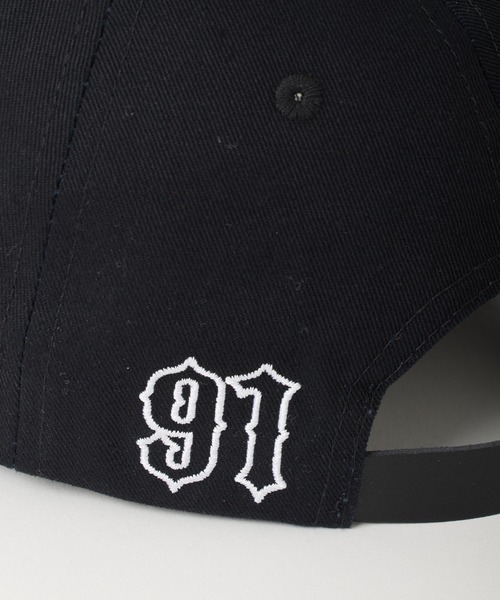 XLARGE（エクストララージ）の「OLD ENGLISH 6PANEL SNAPBACK CAP（キャップ・メンズ・ベージュ/レッド/ブラック・ONE SIZE）」の6枚目の写真