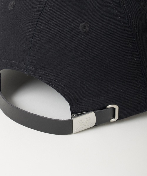 XLARGE（エクストララージ）の「OLD ENGLISH 6PANEL SNAPBACK CAP（キャップ・メンズ・ベージュ/レッド/ブラック・ONE SIZE）」の5枚目の写真