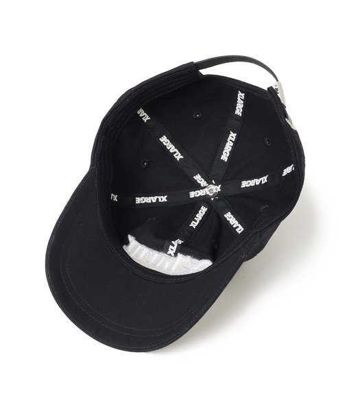 XLARGE（エクストララージ）の「OLD ENGLISH 6PANEL SNAPBACK CAP（キャップ・メンズ・ベージュ/レッド/ブラック・ONE SIZE）」の4枚目の写真