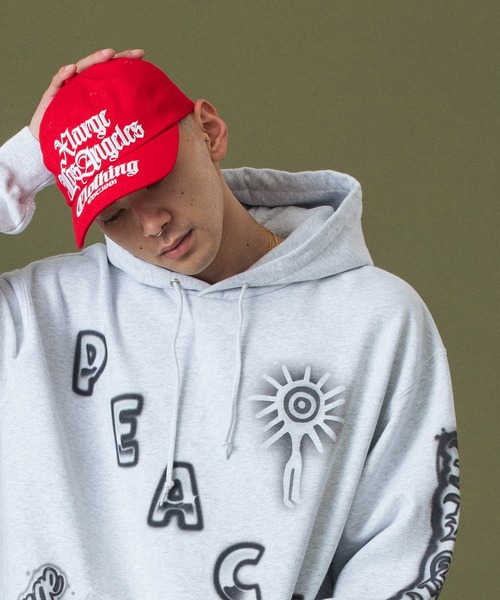 XLARGE（エクストララージ）の「OLD ENGLISH 6PANEL SNAPBACK CAP（キャップ・メンズ・ベージュ/レッド/ブラック・ONE SIZE）」の22枚目の写真