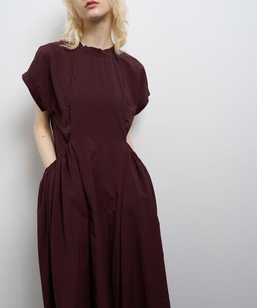 LANVIN en Bleu（ランバンオンブルー）の「ナイロンタスランギャザーワンピース（ワンピース・レディース・ボルドー/オフホワイト/ブラック・38/36）」の8枚目の写真