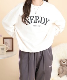 NERDY | セリフアーチロゴスウェットシャツ(スウェット)