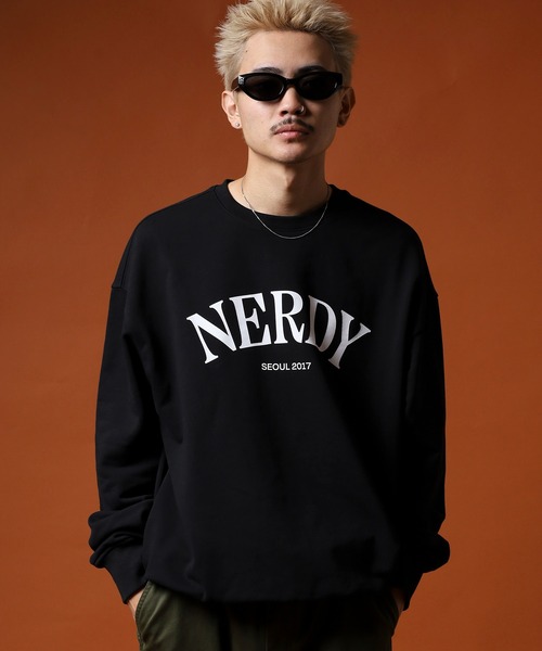 NERDY(ノルディ)の「セリフアーチロゴスウェットシャツ(スウェット・メンズ・ベージュ/ブルー/ブラック・SS/S/L/M)」の5枚目の写真