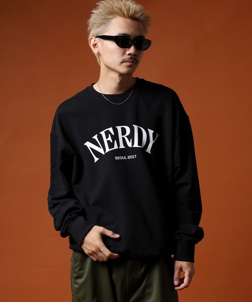 セール】セリフアーチロゴスウェットシャツ（スウェット）｜NERDY