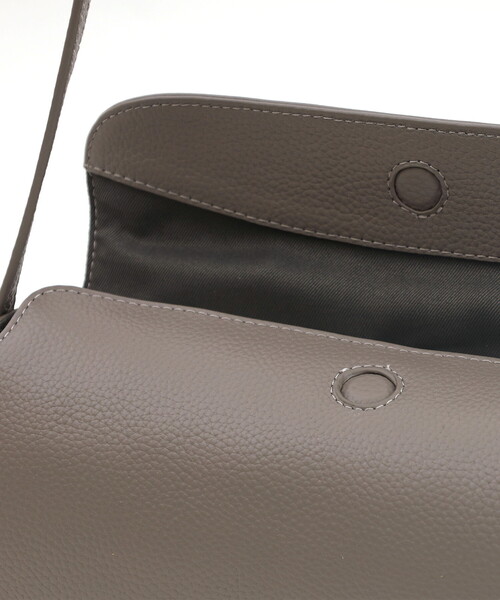 COOCO(クーコ)の「【牛革】シュリンクレザー筒形カブセショルダーバッグ(ショルダーバッグ・レディース・ブラック/オフホワイト/グレー/シルバー/レッド・FREE)」の12枚目の写真
