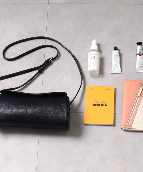 COOCO(クーコ)の「【牛革】シュリンクレザー筒形カブセショルダーバッグ(ショルダーバッグ・レディース・ブラック/オフホワイト/グレー/シルバー/レッド・FREE)」の14枚目の写真