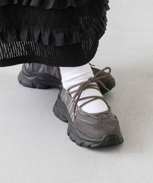 menue（メヌエ）の「レースアップ 厚底 バレエスニーカー（スニーカー・レディース・ブラック/ブラウン/ダークグレー/シルバー・S/M/L/LL）」の2枚目の写真
