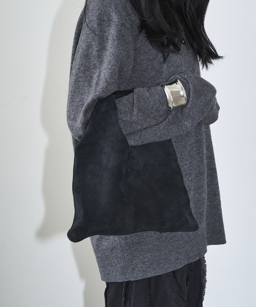 LE TALON（ルタロン）の「GRISE LEATHER SUEDE TRIANGLE BAG（ハンドバッグ・レディース・ブラック/ブラウン・FREE）」の2枚目の写真