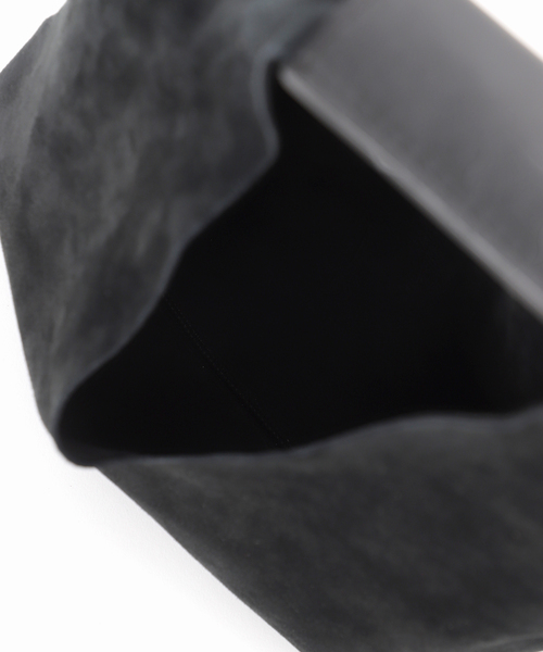 LE TALON（ルタロン）の「GRISE LEATHER SUEDE TRIANGLE BAG（ハンドバッグ・レディース・ブラック/ブラウン・FREE）」の7枚目の写真