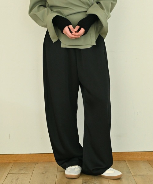 qualite(カリテ)の「ジョーゼットサテンワイドパンツ/バーガンディ/バレルパンツ(その他パンツ・レディース・ボルドー/ピンクベージュ/ブラック・36/38)」の2枚目の写真