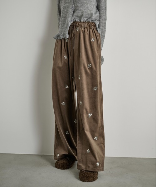 THE YOn（ザヨン）の「フラワーエンブロイダリーベロアイージーパンツ（その他パンツ・レディース・ブラック/ブラウン・FREE）」の2枚目の写真