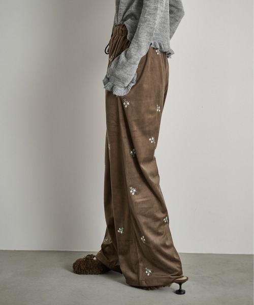 THE YOn（ザヨン）の「フラワーエンブロイダリーベロアイージーパンツ（その他パンツ・レディース・ブラック/ブラウン・FREE）」の8枚目の写真