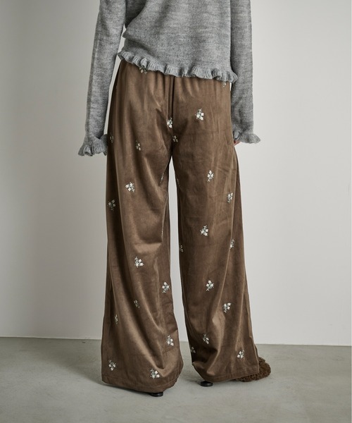THE YOn（ザヨン）の「フラワーエンブロイダリーベロアイージーパンツ（その他パンツ・レディース・ブラック/ブラウン・FREE）」の9枚目の写真