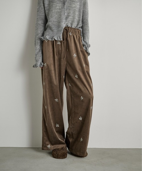THE YOn（ザヨン）の「フラワーエンブロイダリーベロアイージーパンツ（その他パンツ・レディース・ブラック/ブラウン・FREE）」の6枚目の写真